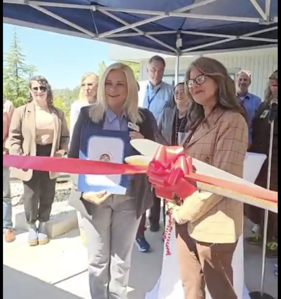 Field Representative Yolanda Cookson presenting award ribbon cutting